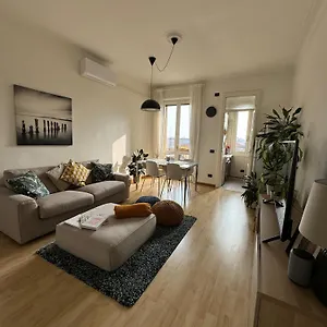 Appartamento Trilocale Con Due Balconi A Isola Porta Nuova, Milano